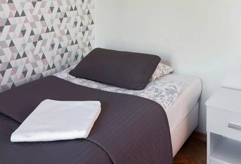 اتاق استاندارد یک تخته با سرویس بهداشتی مشترک, Tatamka Hostel