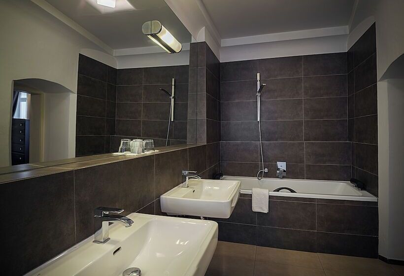 اتاق سوپریور, U Tří Bubnů