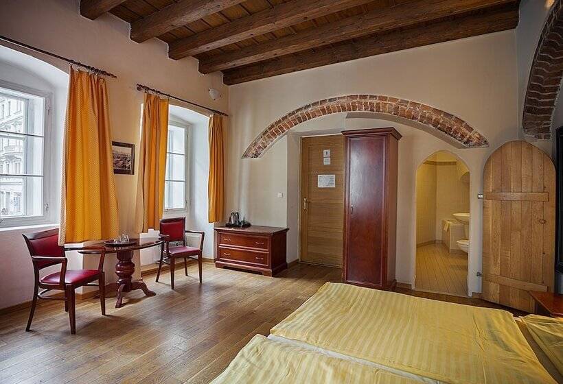 اتاق سوپریور, U Tří Bubnů