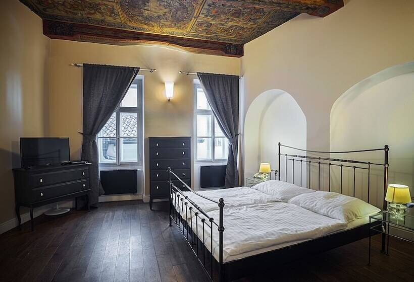 اتاق سوپریور, U Tří Bubnů