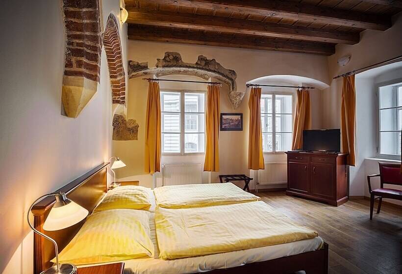 اتاق سوپریور, U Tří Bubnů