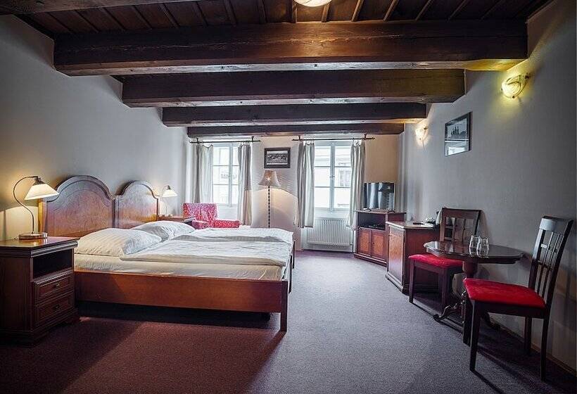 اتاق سوپریور, U Tří Bubnů