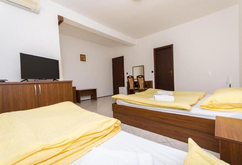 חדר סטנדרט לשלושה עם מרפסת, Villa Katarina