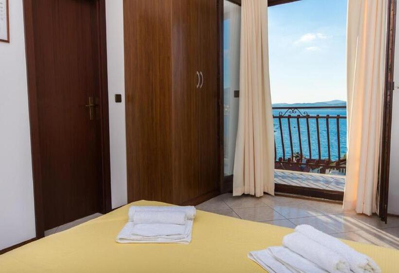 חדר לארבעה סטנדרטי עם מרפסת, Villa Katarina