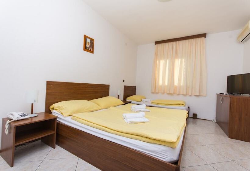 חדר סטנדרט לשלושה עם מרפסת, Villa Katarina