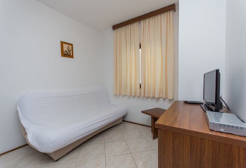 חדר לארבעה סטנדרטי עם מרפסת, Villa Katarina