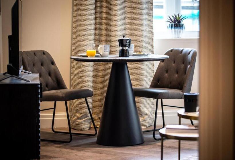 דירת חדר, The Gresham Apart