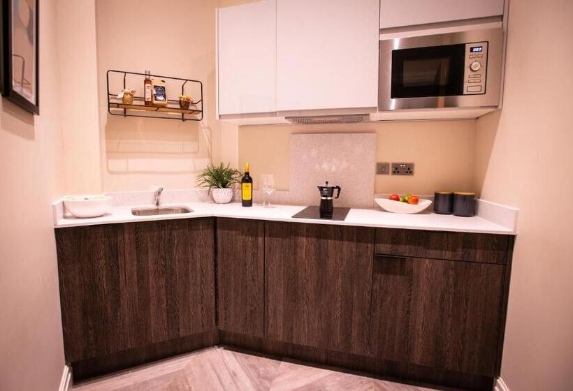 דירת חדר, The Gresham Apart