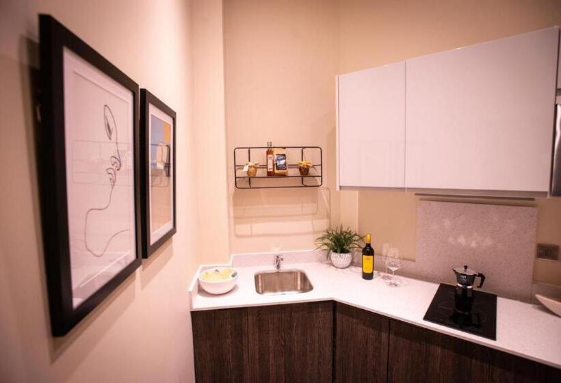 דירת חדר, The Gresham Apart