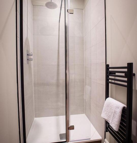 דירת חדר, The Gresham Apart