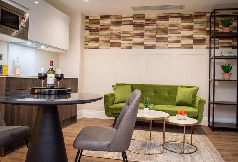 דירת חדר, The Gresham Apart