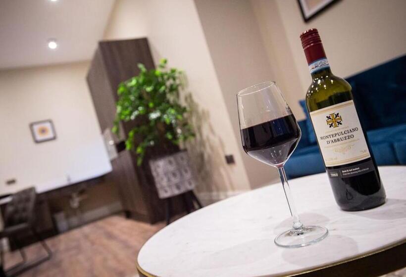 דירת שני חדרים, The Gresham Apart