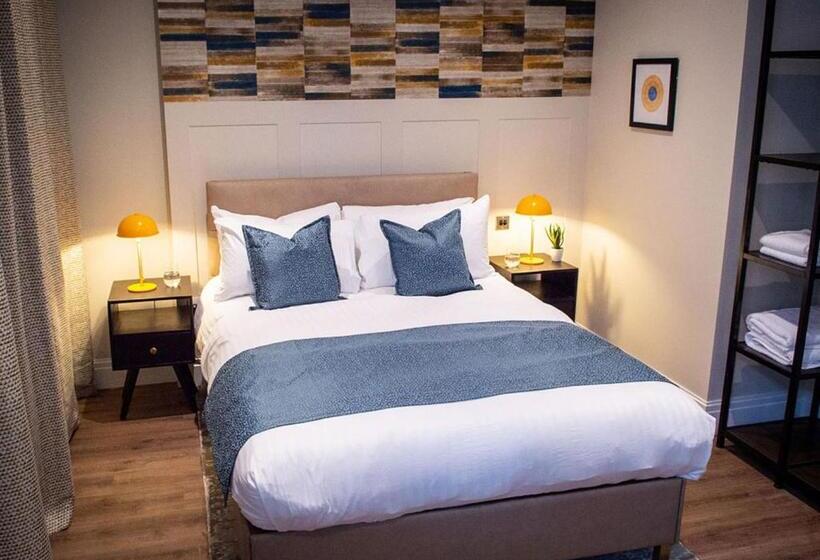 דירת שני חדרים, The Gresham Apart