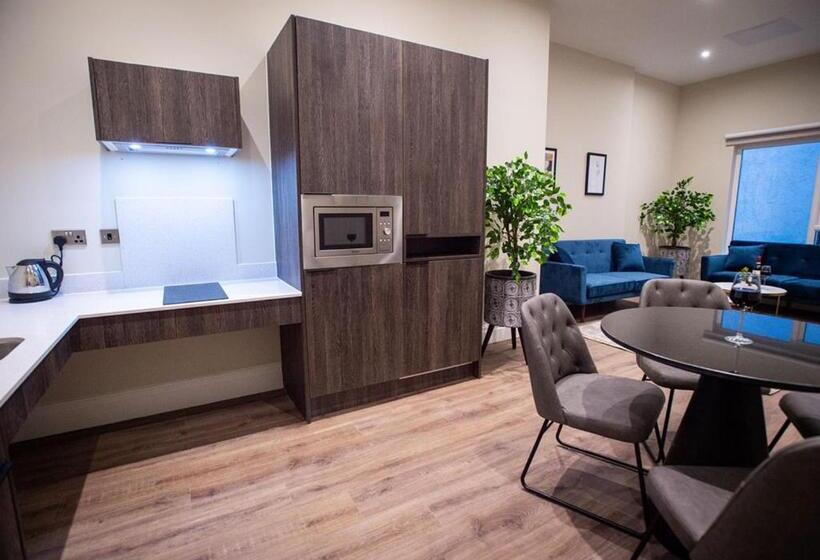 דירת שני חדרים, The Gresham Apart