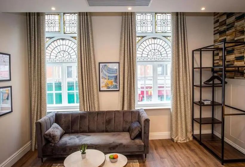 Estudi Superior, The Gresham Apart