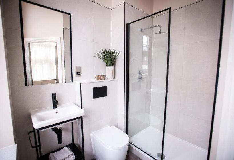 סטודיו דלוקס, The Gresham Apart