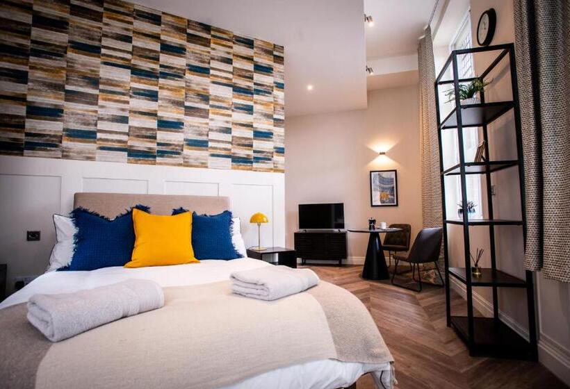 סטודיו דלוקס, The Gresham Apart