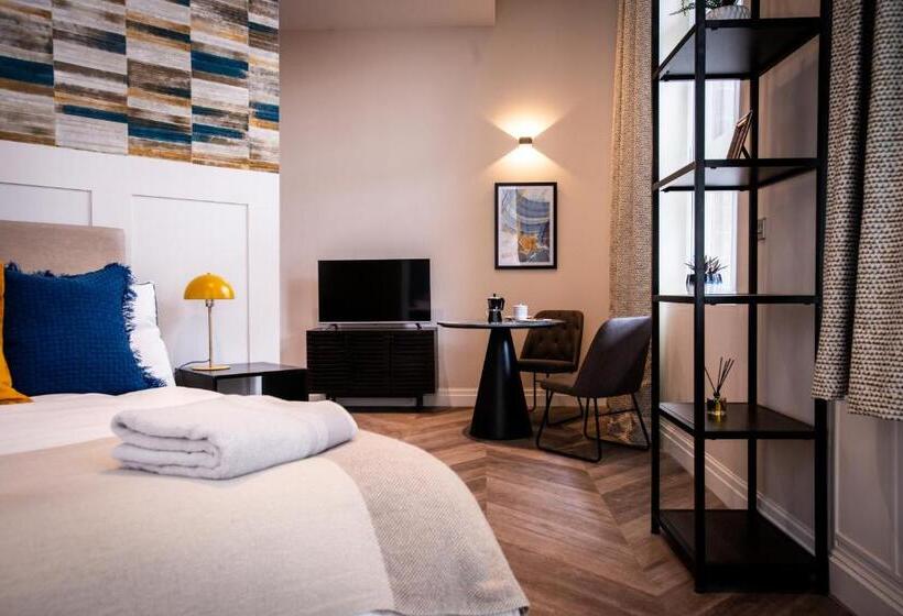 סטודיו דלוקס, The Gresham Apart