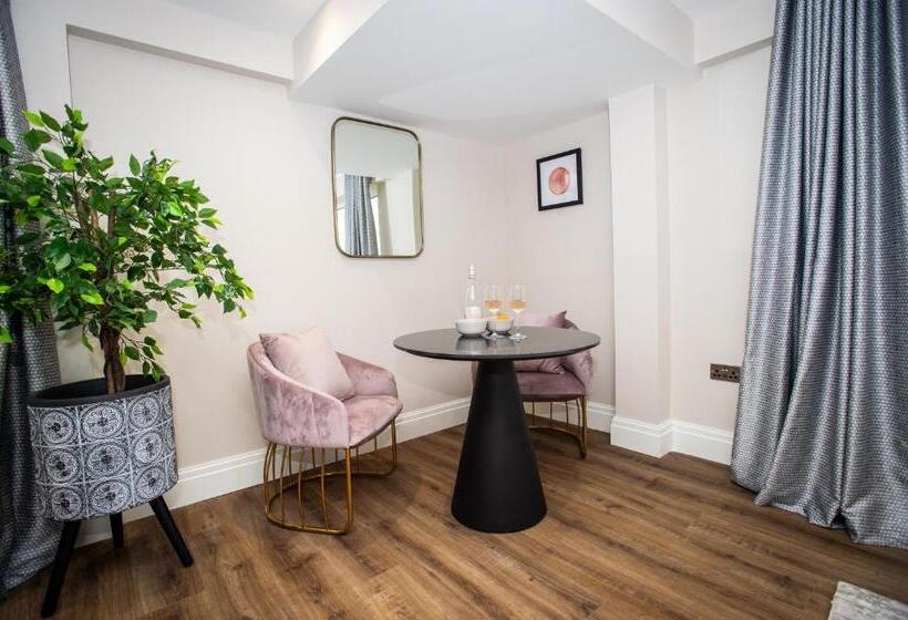 Апартаменты 1 Спальня с Террасой, The Gresham Apart