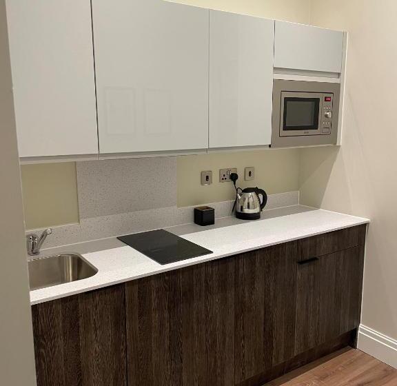 חדר בסיסי, The Gresham Apart