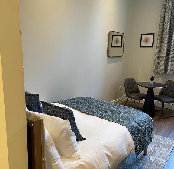 חדר בסיסי, The Gresham Apart