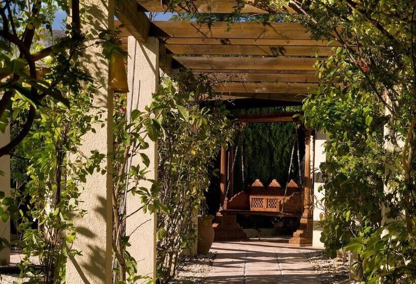 Полулюкс, Boutique Hotel La Madrugada