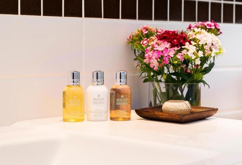 اتاق لوکس با تخت بزرگ, Cadde 75