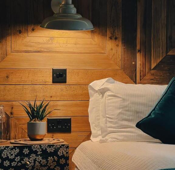 Номер Deluxe, Crab & Boar