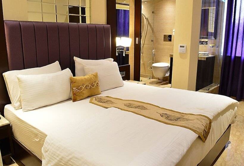 Номер Премиум, Emperor Palms At Karol Bagh