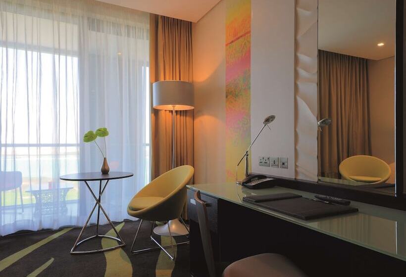 اتاق سوپریور با چشمانداز زمین گلف, Radisson Blu Hotel, Abu Dhabi Yas Island
