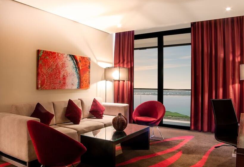 סוויטת דלוקס עם נוף, Radisson Blu Hotel, Abu Dhabi Yas Island
