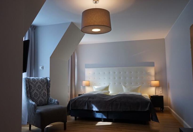 חדר סטנדרט לשלושה, Rheinischer Hof Bad Soden