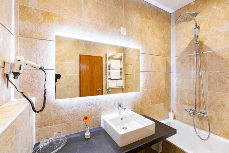 חדר סטנדרט לארבעה, Rheinischer Hof Bad Soden