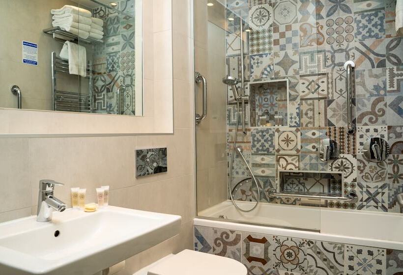 חדר משפחתי, Roxford Lodge