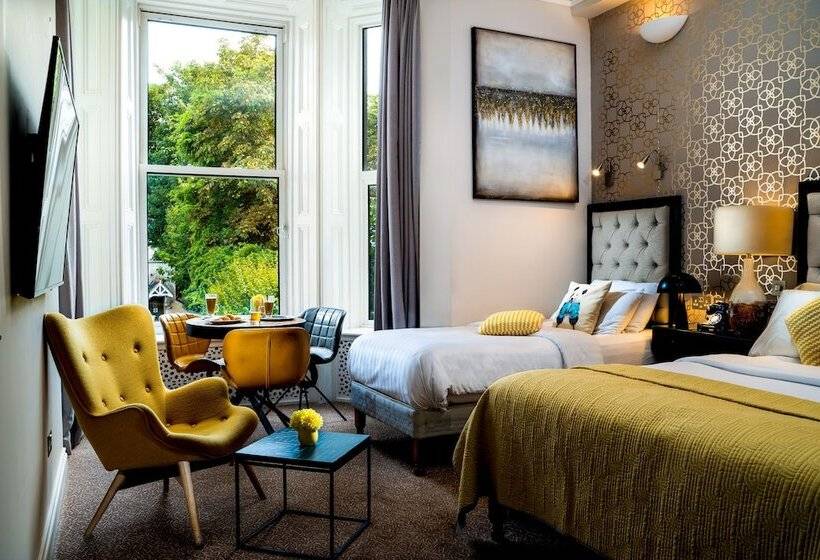 חדר משפחתי, Roxford Lodge