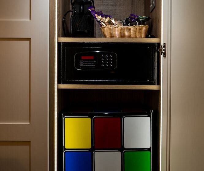 חדר משפחתי, Roxford Lodge