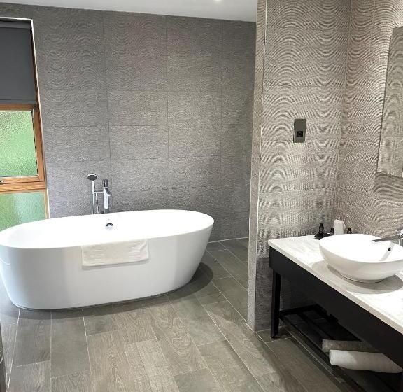 جناح غرفتين نوم, The Lodge On Loch Lomond