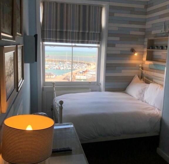 غرفة أساسية, The Royal Harbour