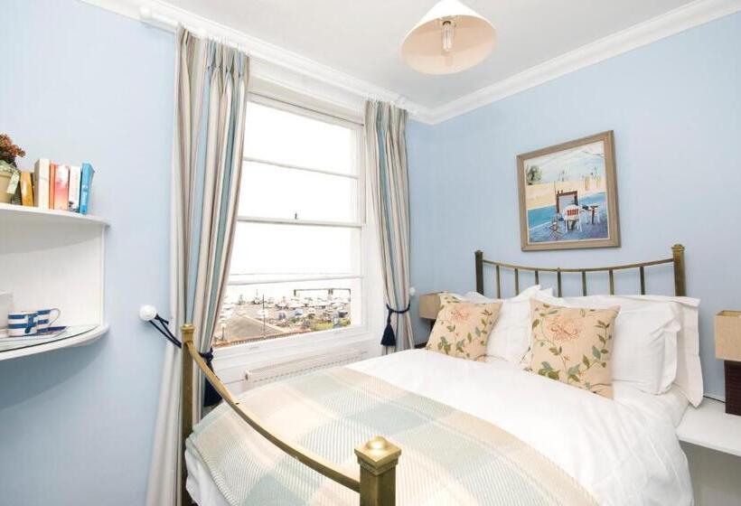 غرفة أساسية, The Royal Harbour