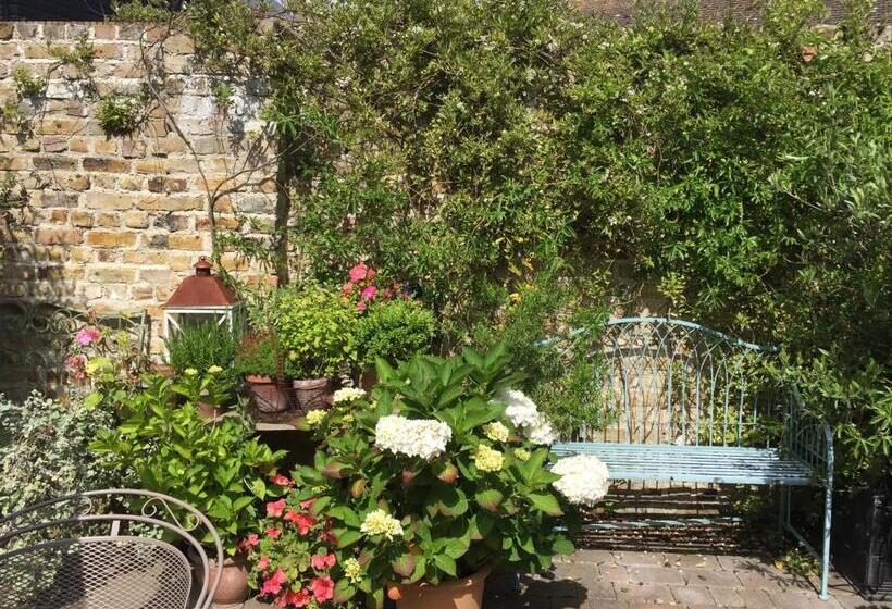 غرفة قياسية ثلاثية, The Royal Harbour