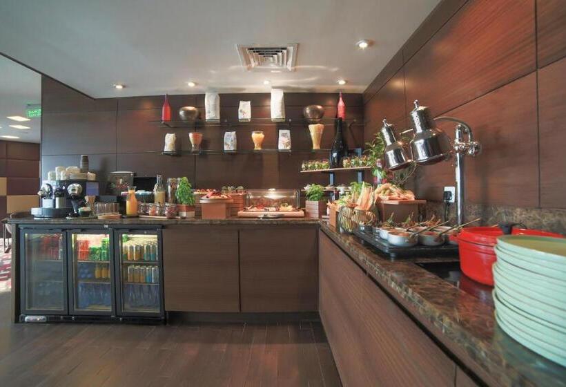 סוויטת דלוקס עם נוף, Radisson Blu Hotel, Abu Dhabi Yas Island