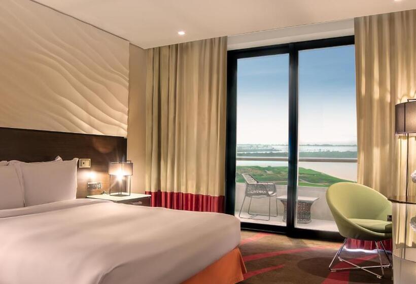 חדר סופריור עם נוף לים ומרפסת, Radisson Blu Hotel, Abu Dhabi Yas Island