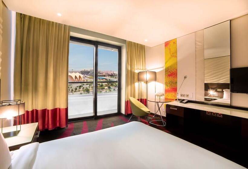 اتاق سوپریور با چشمانداز زمین گلف, Radisson Blu Hotel, Abu Dhabi Yas Island