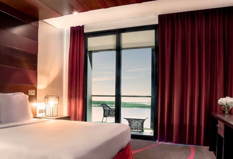 수피리어 룸 골프 전망, Radisson Blu Hotel, Abu Dhabi Yas Island