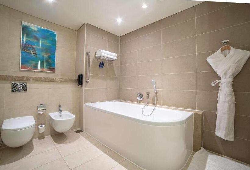 سوییت با چشمانداز دریا, Radisson Blu Hotel, Abu Dhabi Yas Island