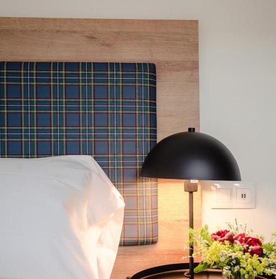 اتاق کلاسیک سه تخته, Latroupe La Granja