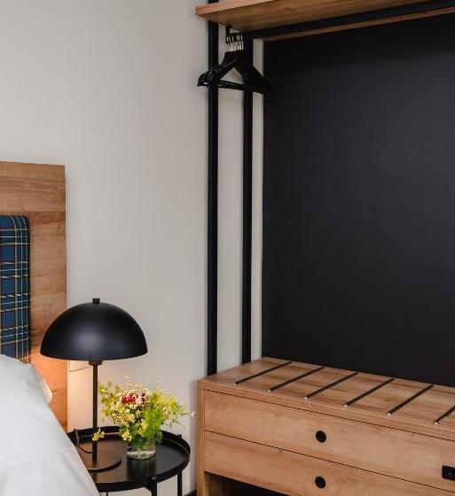 اتاق کلاسیک سه تخته, Latroupe La Granja