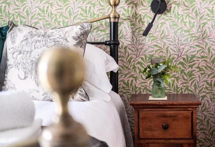 חדר סטנדרט לארבעה, The Bell At Sapperton