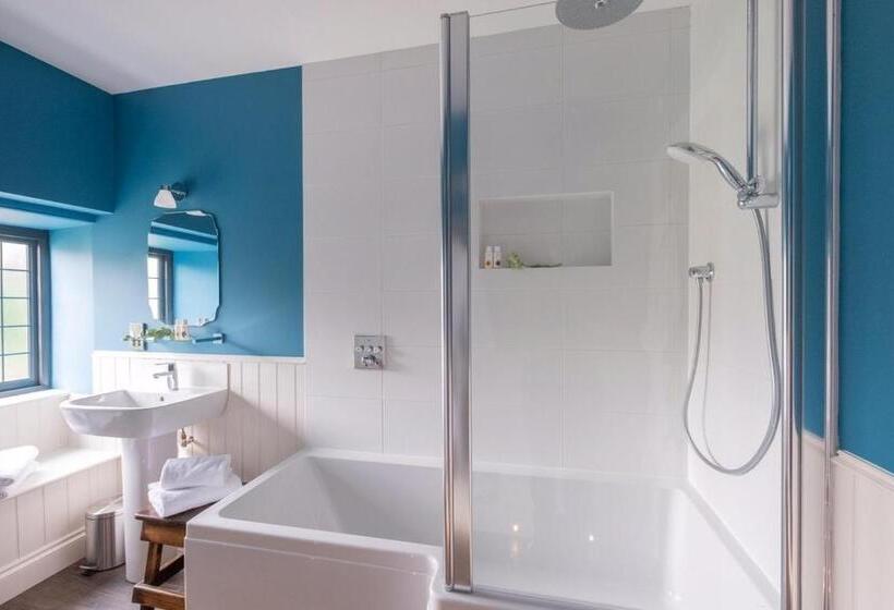 חדר סטנדרט לארבעה, The Bell At Sapperton