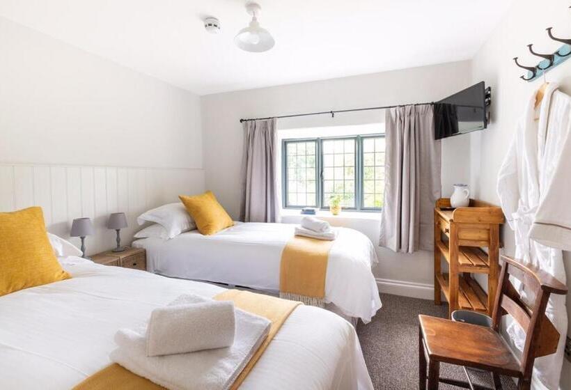 חדר סטנדרט לארבעה, The Bell At Sapperton